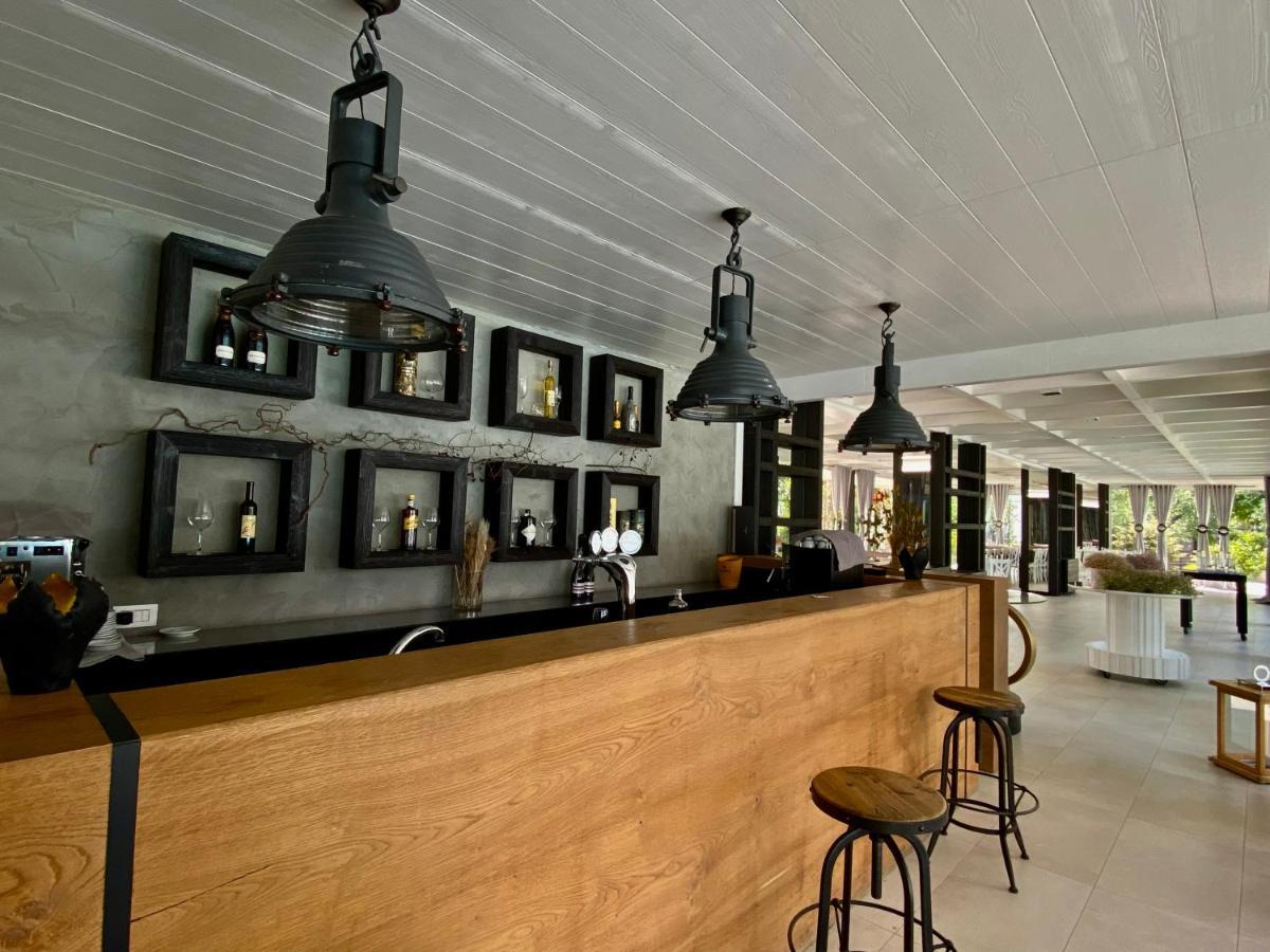 アンドリア Tonnoconte Relais & Restaurant Bed & Breakfast エクステリア 写真